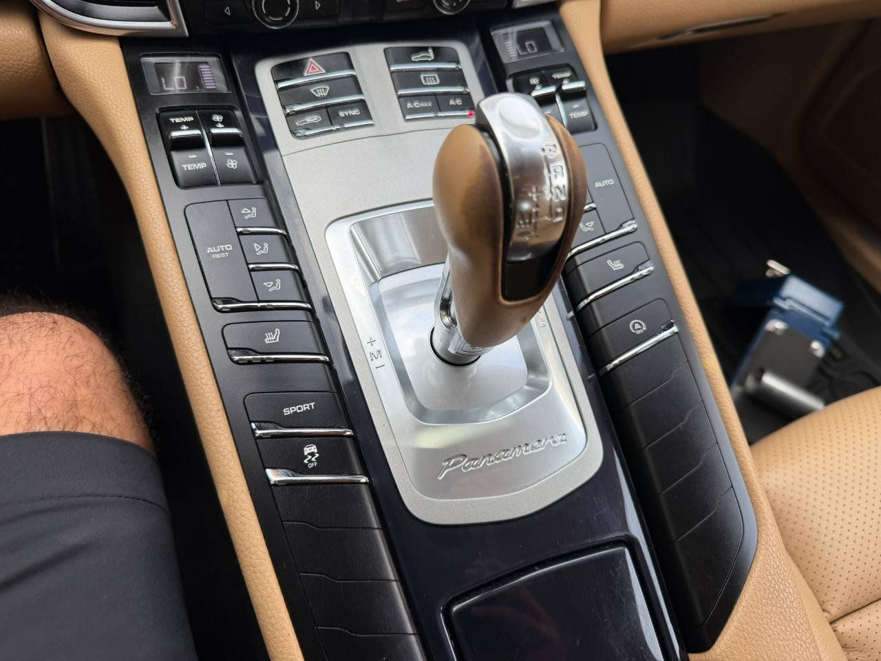 Used 2015 Porsche Panamera 4 AWD/4WD image 38