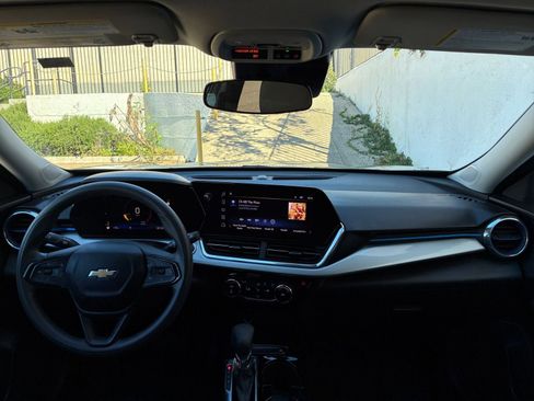 Used 2025 Chevrolet Trax LT image 32