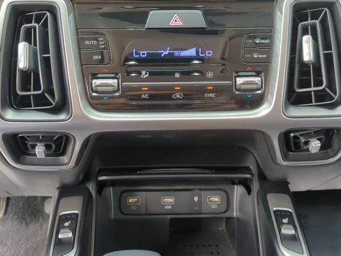 Used 2023 Kia Sorento EX w/ Panoramic Sunroof Package FWD image 17