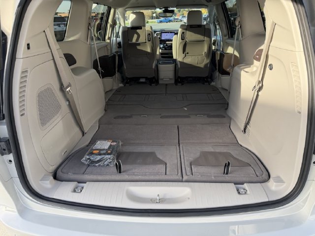 Used 2021 Chrysler Pacifica Touring-L w/ Uconnect Theater Family Group FWD image 18
