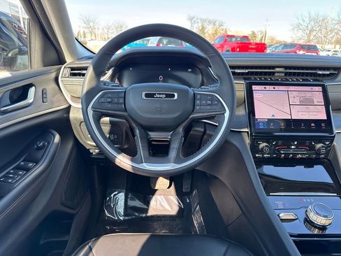 Used 2023 Jeep Grand Cherokee Limited image 16