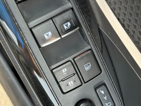 Used 2019 Toyota C-HR XLE FWD image 15