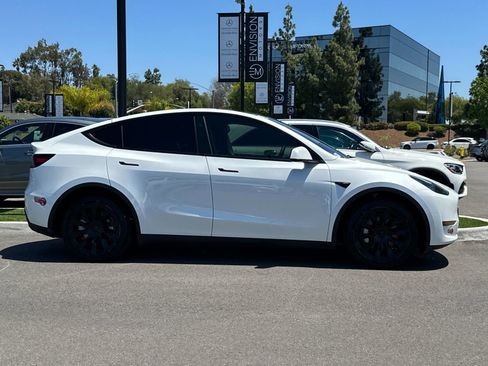 Used 2023 Tesla Model Y Long Range AWD/4WD image 2