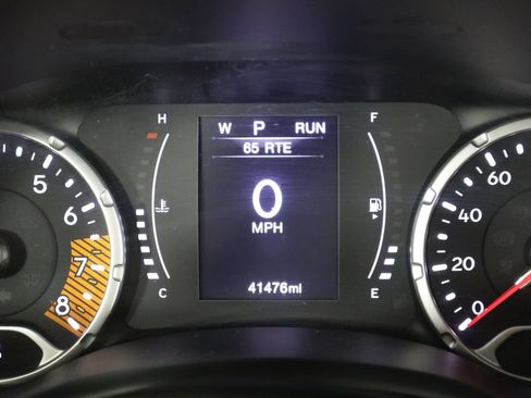 Used 2023 Jeep Renegade Latitude w/ Sun & Fun Group AWD/4WD image 38