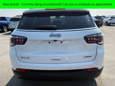 Used 2025 Jeep Compass Latitude w/ Sun & Sound Group AWD/4WD image 4