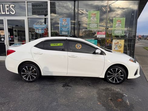 Used 2017 Toyota Corolla SE w/ SE Premium Package image 5