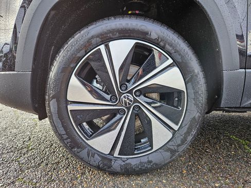 New 2025 Volkswagen Taos SE image 34