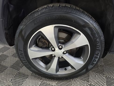 Used 2019 Jeep Cherokee Limited image 14