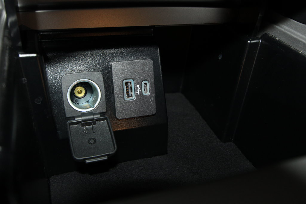 Used 2023 Ford Explorer XLT w/ Equipment Group 202A AWD/4WD image 17