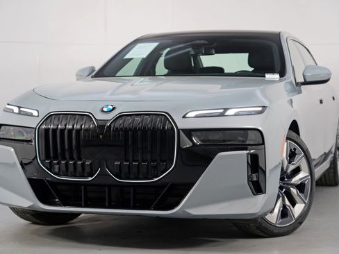 Used 2024 BMW 740i w/ Premium Package 2 RWD image 3