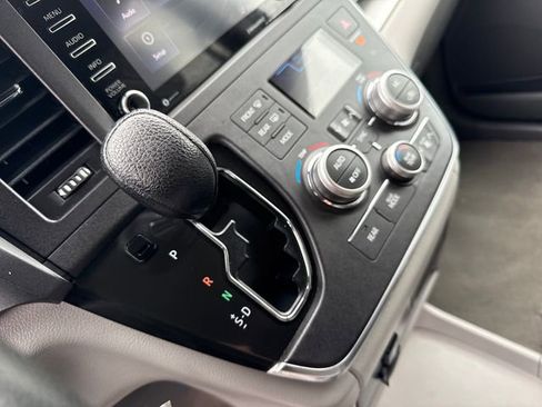 Used 2018 Toyota Sienna LE image 28