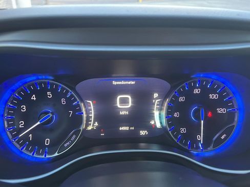 Used 2023 Chrysler Pacifica Touring-L image 8