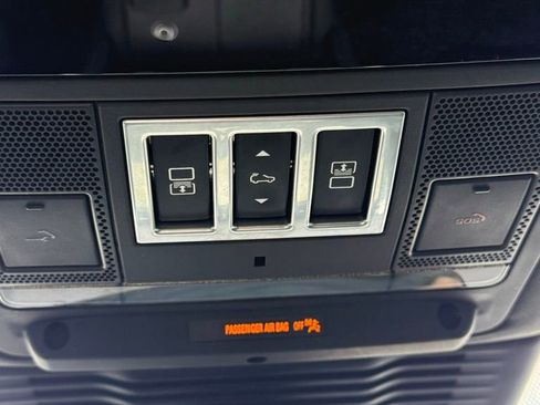 Used 2023 Land Rover Discovery Metropolitan Edition image 40