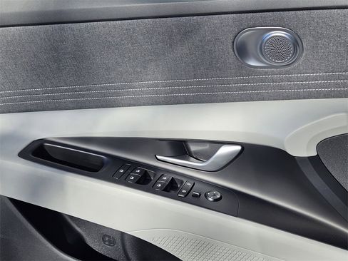 New 2025 Hyundai Elantra Limited image 23