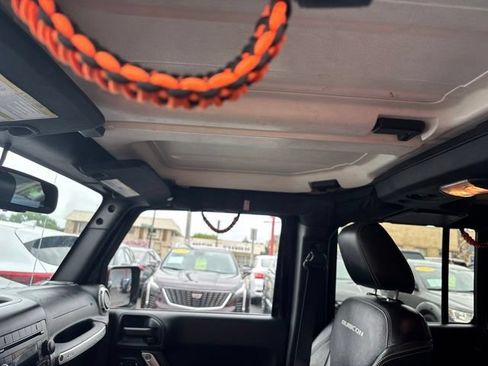 Used 2015 Jeep Wrangler Unlimited Rubicon w/ Connectivity Group AWD/4WD image 14