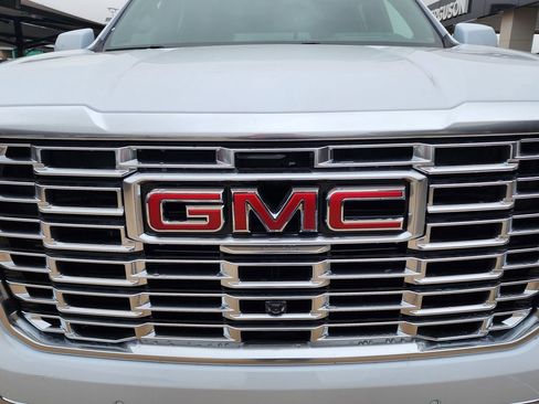 New 2026 GMC Yukon Denali w/ Denali Reserve Package AWD/4WD image 9
