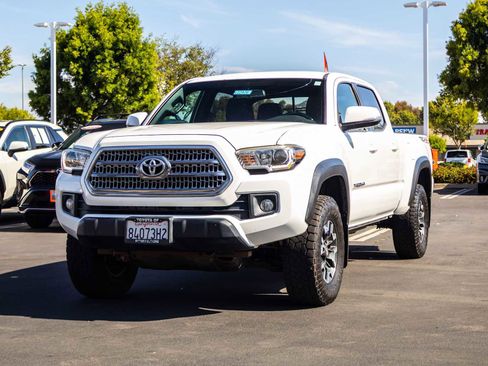 Used 2017 Toyota Tacoma TRD Off-Road w/ Tow Package AWD/4WD image 3