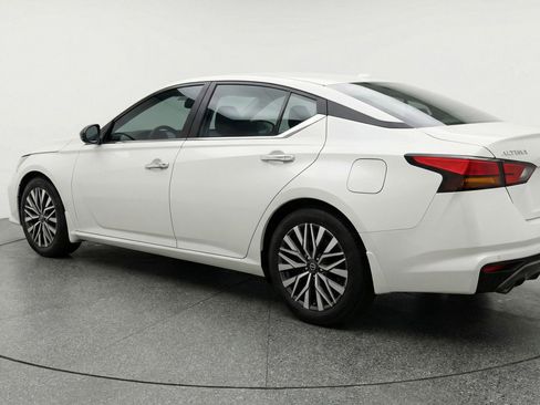 Used 2025 Nissan Altima 2.5 SV FWD image 6