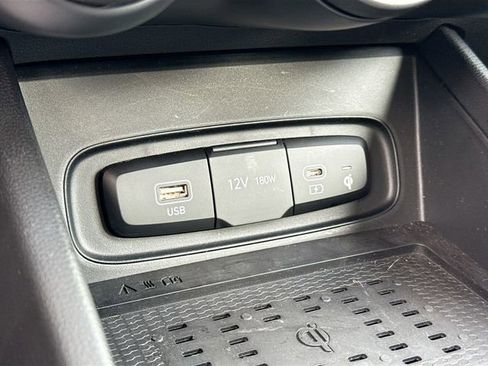 Used 2025 Hyundai Venue Limited image 35