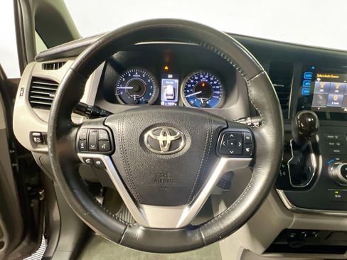 Used 2015 Toyota Sienna XLE w/ XLE Navigation Package FWD image 17
