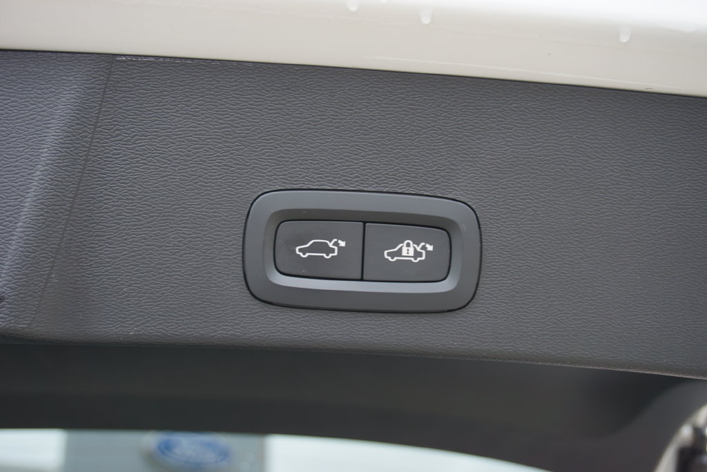 Used 2024 Volvo XC40 B5 Core AWD/4WD image 11