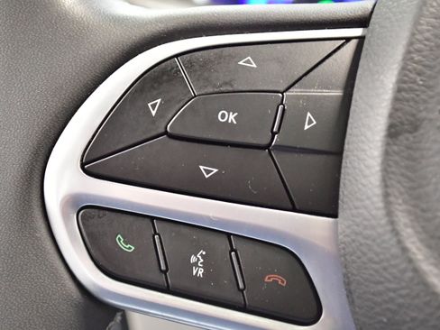 Used 2023 Chrysler Pacifica Limited FWD image 26