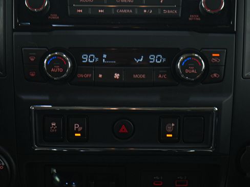 Used 2024 Nissan Titan SV w/ SV Convenience Package image 21