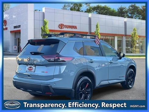 Used 2025 Nissan Rogue SV image 5