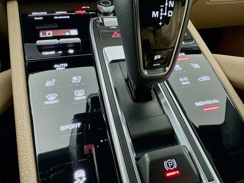 Certified 2022 Porsche Cayenne Platinum Edition image 23