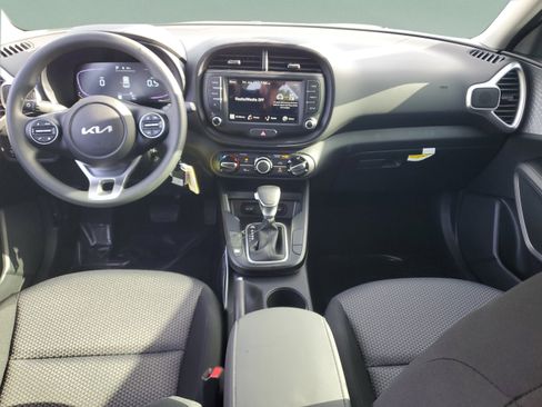 Used 2025 Kia Soul LX w/ LX Technology Package FWD image 9