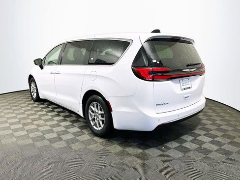 Used 2024 Chrysler Pacifica Touring-L image 6