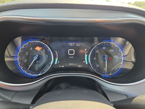 Certified 2025 Chrysler Pacifica Limited FWD image 14
