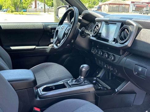 Used 2019 Toyota Tacoma TRD Off-Road AWD/4WD image 11