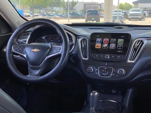 Used 2017 Chevrolet Malibu LT w/ Leather Package image 5