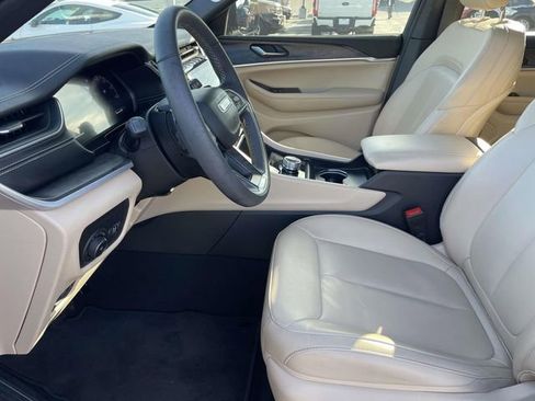 Used 2024 Jeep Grand Cherokee L Limited w/ Black Appearance Package image 18