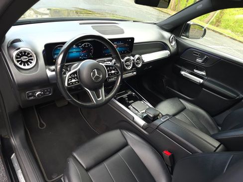 Used 2023 Mercedes-Benz GLB 250 4MATIC w/ Premium Package image 2