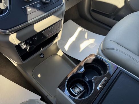 Used 2017 Toyota Sienna XLE Premium image 25