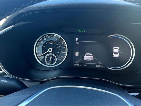 Used 2025 Genesis G70 2.5T image 14