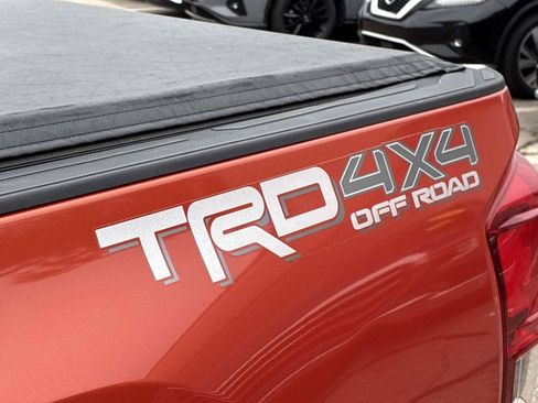 Used 2017 Toyota Tacoma TRD Off-Road w/ Tow Package (A/T) AWD/4WD image 15