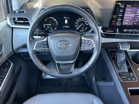 Used 2023 Toyota Sienna XLE FWD image 12