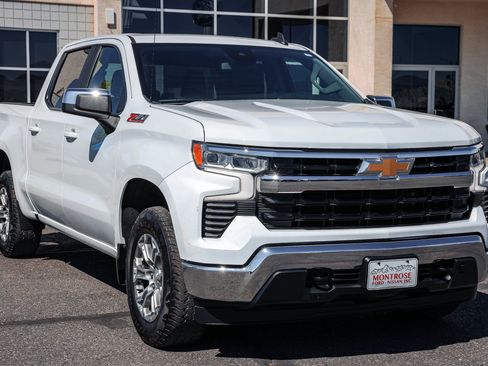 Used 2022 Chevrolet Silverado 1500 LT w/ Z71 Off-Road Package AWD/4WD image 3