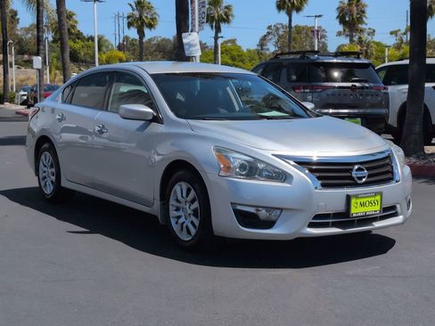 Used 2015 Nissan Altima 2.5 S w/ Power Driver Seat Package FWD image 2