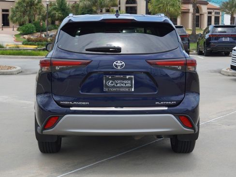 Used 2024 Toyota Highlander Platinum FWD image 7