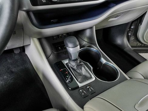 Used 2019 Toyota Highlander XLE FWD image 17