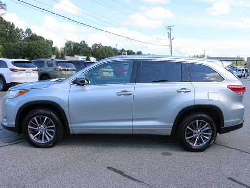 Used 2018 Toyota Highlander XLE FWD image 2