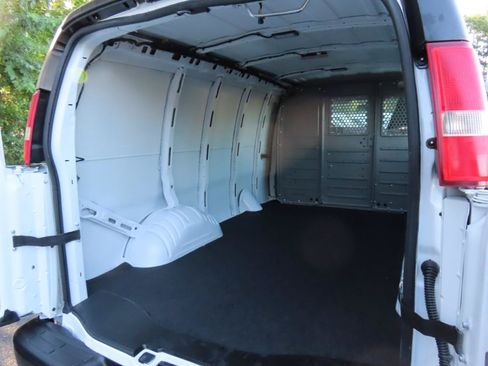 Used 2015 Chevrolet Express 2500 RWD image 18