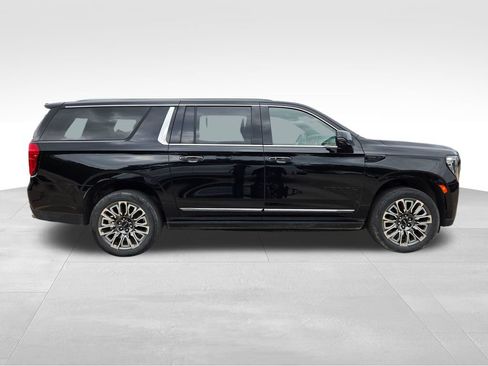 Used 2023 GMC Yukon XL Denali Ultimate AWD/4WD image 3