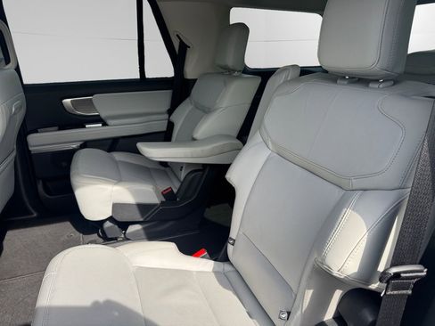 Certified 2025 Ford Expedition Platinum image 13