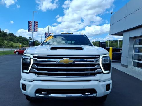 Used 2024 Chevrolet Silverado 2500 High Country w/ Technology Package AWD/4WD image 3
