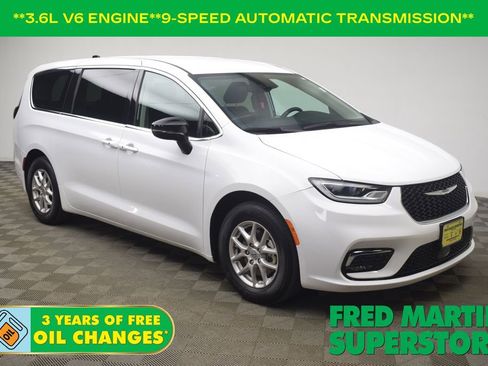 Used 2024 Chrysler Pacifica Touring-L image 1